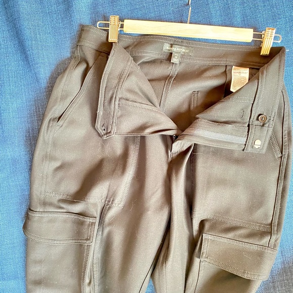 Banana Republic- Black tapered cargo pant - Picture 4 of 5